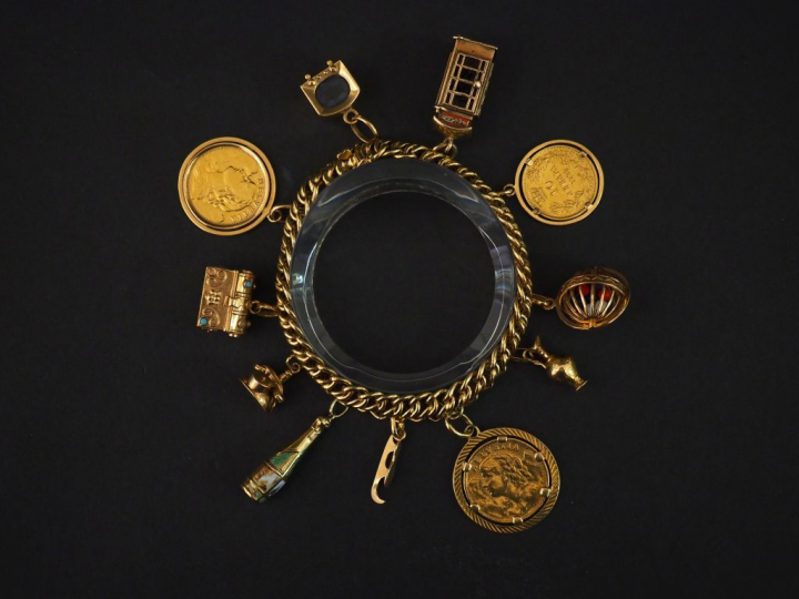 Bracelet souple en or jaune, maille gourmette, agrémenté de onze pende