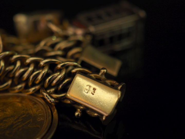 Bracelet souple en or jaune, maille gourmette, agrémenté de onze pende