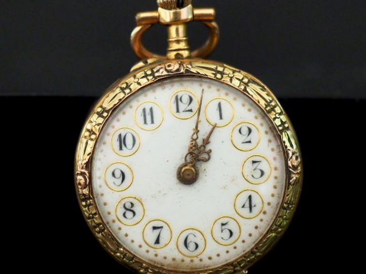 Montre de col en or jaune et plaqué or.  Cadran à chiffres arabes pour