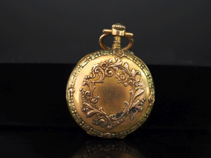 Montre de col en or jaune et plaqué or.  Cadran à chiffres arabes pour