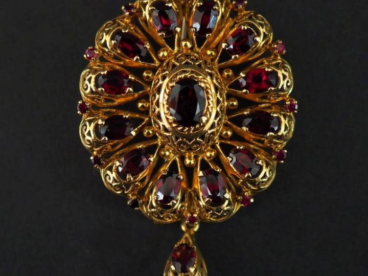 Broche en or jaune et grenats en forme de fleur, agrémentée d'une pend