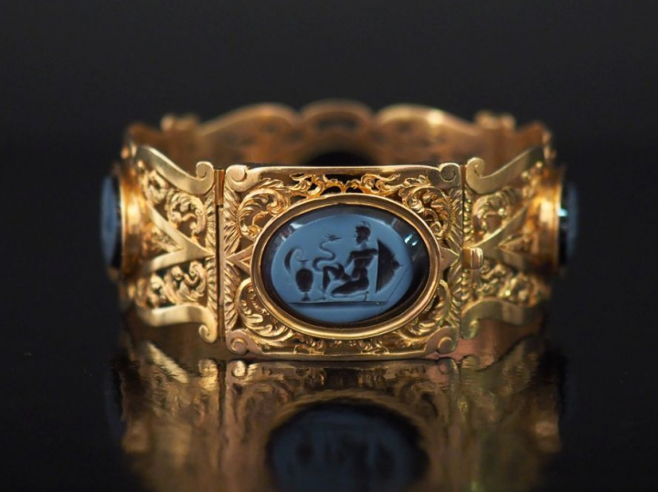 Bracelet manchette XIXème en or jaune, à décor ajouré de rinceaux feui