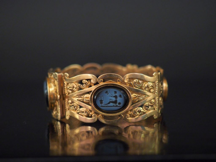 Bracelet manchette XIXème en or jaune, à décor ajouré de rinceaux feui