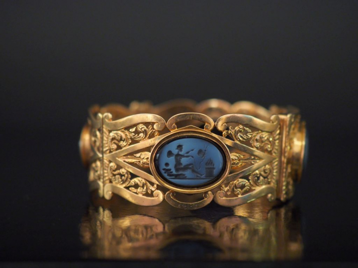 Bracelet manchette XIXème en or jaune, à décor ajouré de rinceaux feui