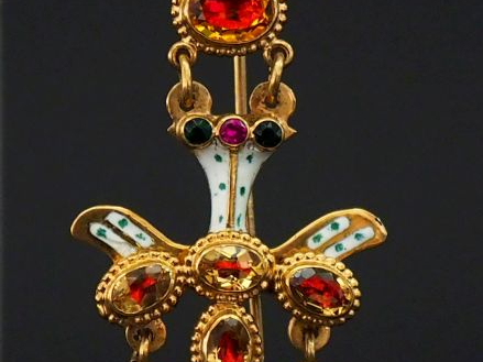 Epingle à cravate en or jaune, ornée d'une pendeloque Saint Esprit, à 