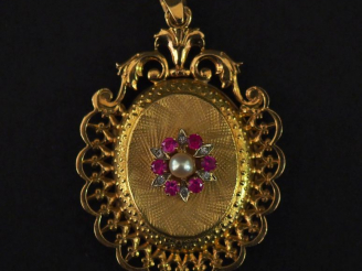 Vente aux enchères Pendentif porte-photo Napoléon III en or jaune, à décor en son centre 