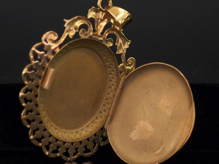 Pendentif porte-photo Napoléon III en or jaune, à décor en son centre 