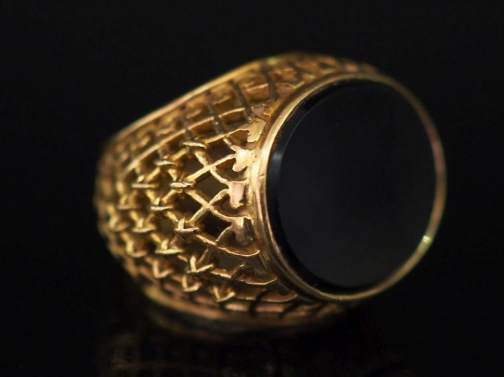 Importante bague en or jaune et onyx noir.  Jolie monture ajouré, à dé