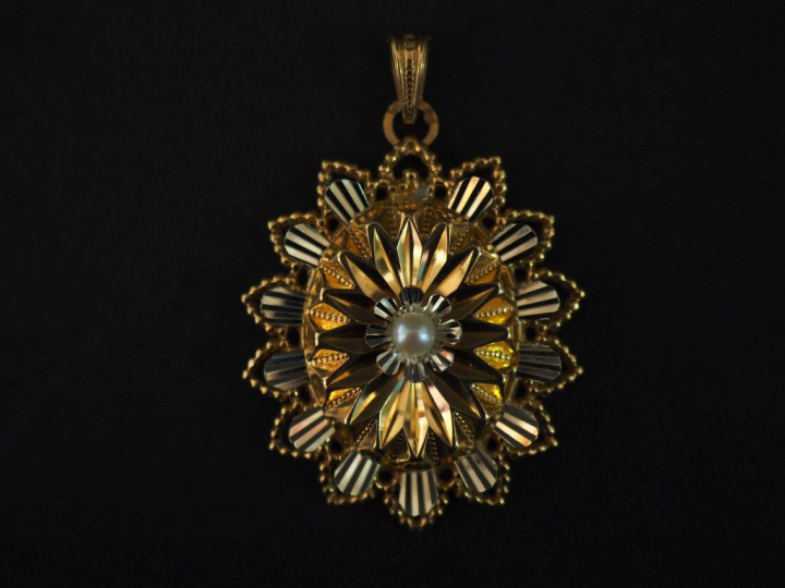 Pendentif Napoléon III en or jaune, en forme de motif rayonnant, serti