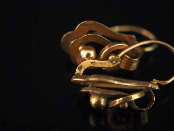 Paire de perces oreilles Napoléon III en or jaune, à décor ajouré. H. 