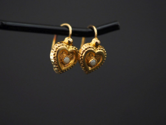Vente aux enchères Petite paire de perces oreilles Napoléon III en or jaune en forme de c