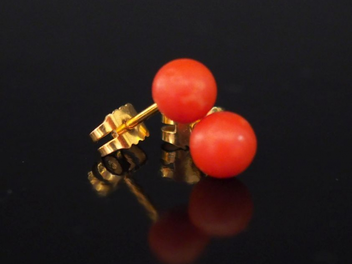 Paire de puces d'oreilles en or jaune et corail.  Poids tel. 1,69 g   