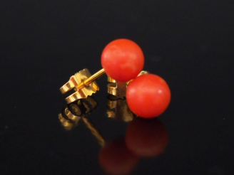 Vente aux enchères Paire de puces d'oreilles en or jaune et corail.  Poids tel. 1,69 g   