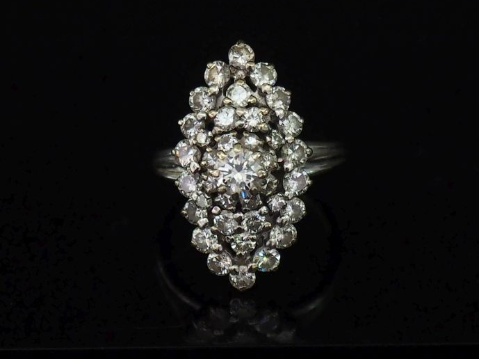 Bague de forme marquise en or blanc, sertie de diamants. Diamant centr