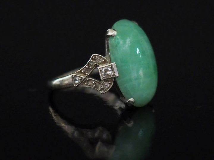 Bague en platine, sertie en son centre de jadéite en cabochon épaulée 