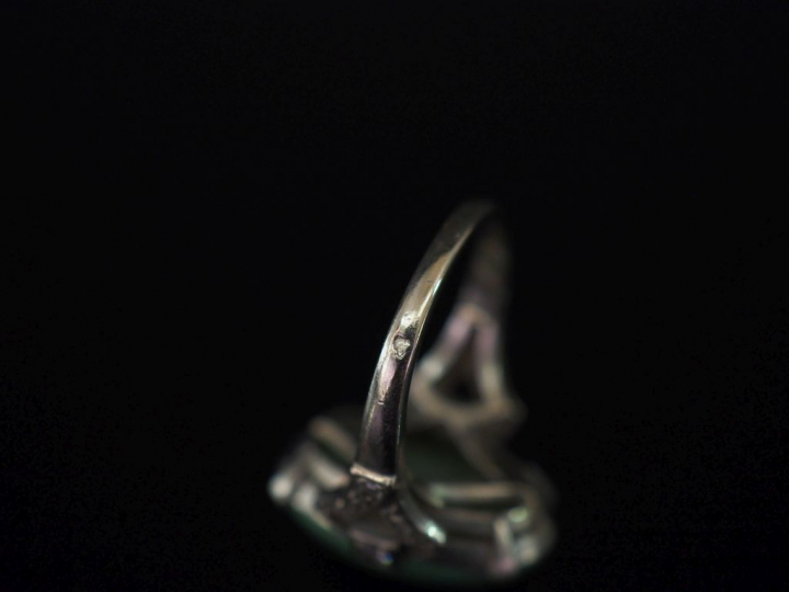 Bague en platine, sertie en son centre de jadéite en cabochon épaulée 
