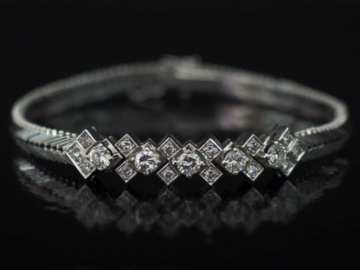 Bracelet de style Art déco en or blanc, à décor d'un motif géométrique