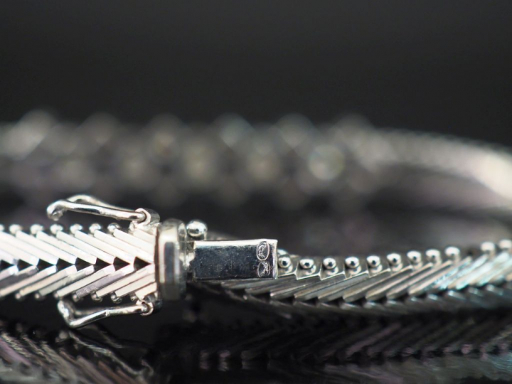 Bracelet de style Art déco en or blanc, à décor d'un motif géométrique