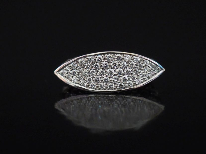 Bague en or blanc 750, sertie d'un pavage de petits diamants.  Très jo