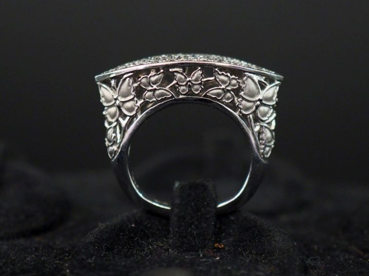 Bague en or blanc 750, sertie d'un pavage de petits diamants.  Très jo