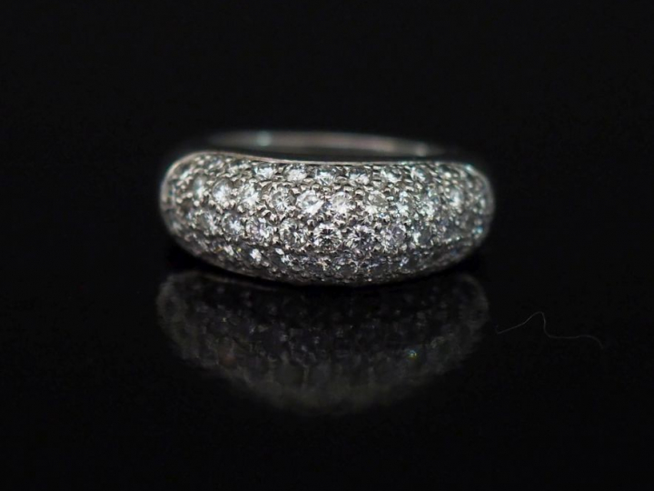 Bague jonc de forme bombée en or blanc, sertie d'un pavage de petits d