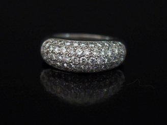 Vente aux enchères Bague jonc de forme bombée en or blanc, sertie d'un pavage de petits d