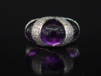 Vente aux enchères Bague dôme en or blanc, à décor de quartz violets et pavage de petits 
