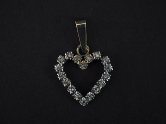 Vente aux enchères Pendentif en or blanc 750 en forme de cœur, serti de petits diamants. 