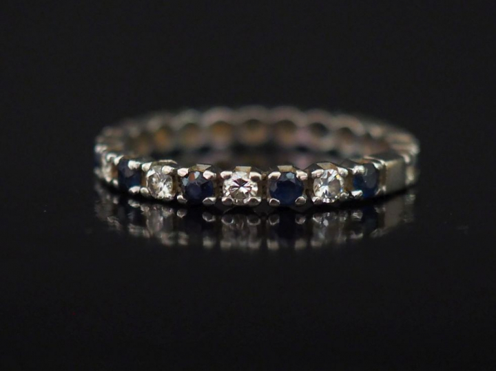 Alliance américaine en or blanc, sertie de petits diamants et saphirs 