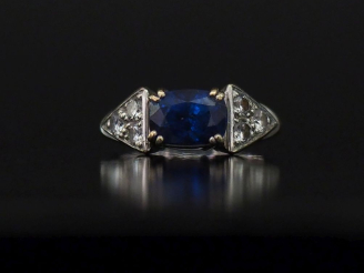 Vente aux enchères Bague en or blanc 750, sertie en son centre d'un saphir épaulé de part