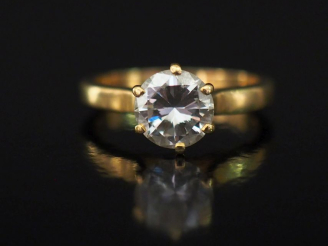 Vente aux enchères Bague solitaire en or jaune 750, sertie en son centre d'un diamant de 