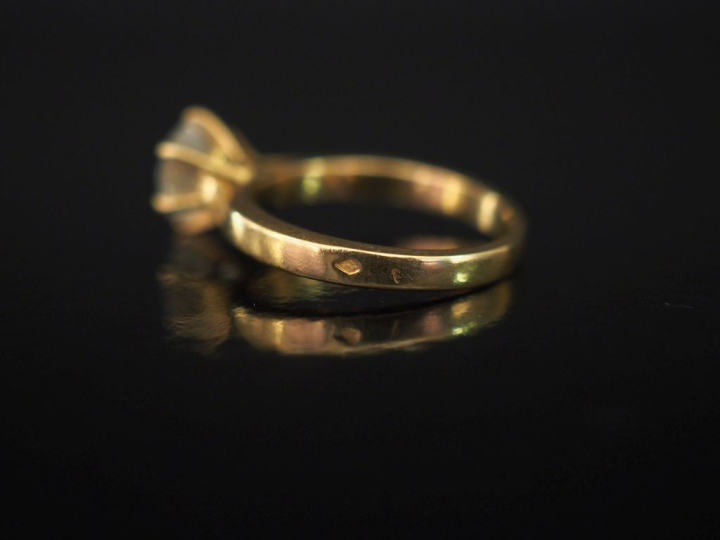 Bague solitaire en or jaune 750, sertie en son centre d'un diamant de 