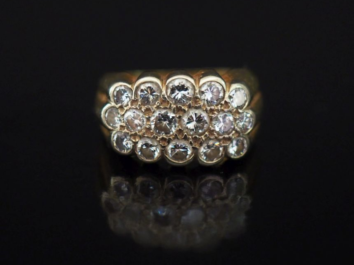 Bague en or jaune 750, à décor en son centre d'un pavage de seize peti