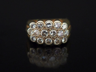 Vente aux enchères Bague en or jaune 750, à décor en son centre d'un pavage de seize peti