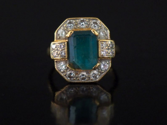 Vente aux enchères Bague à pans coupés de style Art déco en or jaune, sertie en son centr