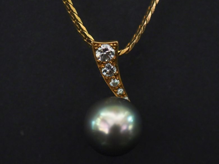 Collier souple en or jaune, maille plate anglaise, orné d'un pendentif