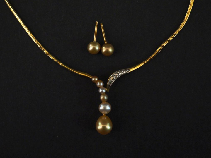 Collier articulé en or jaune, orné en son centre d'un motif composé d'