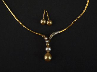 Vente aux enchères Collier articulé en or jaune, orné en son centre d'un motif composé d'