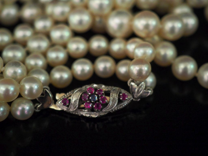 Collier double de rangs de perles blanches disposées en chute.  Joli f