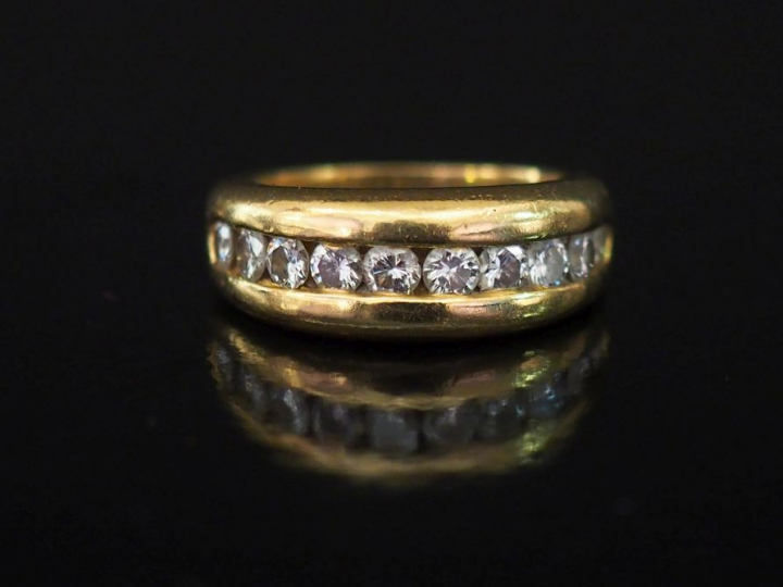 Demi alliance en or jaune, sertie d'une ligne de dix diamants de 0,05 