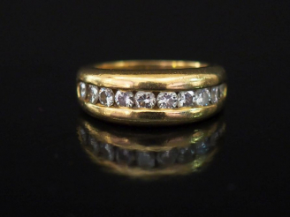 Vente aux enchères Demi alliance en or jaune, sertie d'une ligne de dix diamants de 0,05 