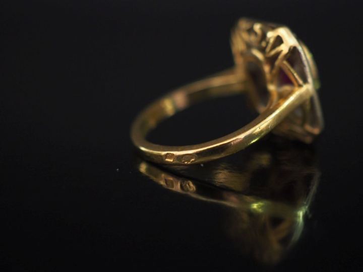 Bague de style Art déco en or jaune 750 de forme octogonale, sertie en