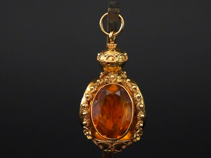 Imporant pendentif en or jaune en forme de goutte, serti de trois quar