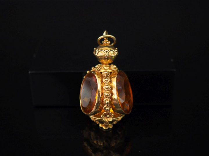 Imporant pendentif en or jaune en forme de goutte, serti de trois quar