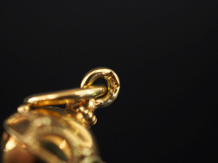 Imporant pendentif en or jaune en forme de goutte, serti de trois quar