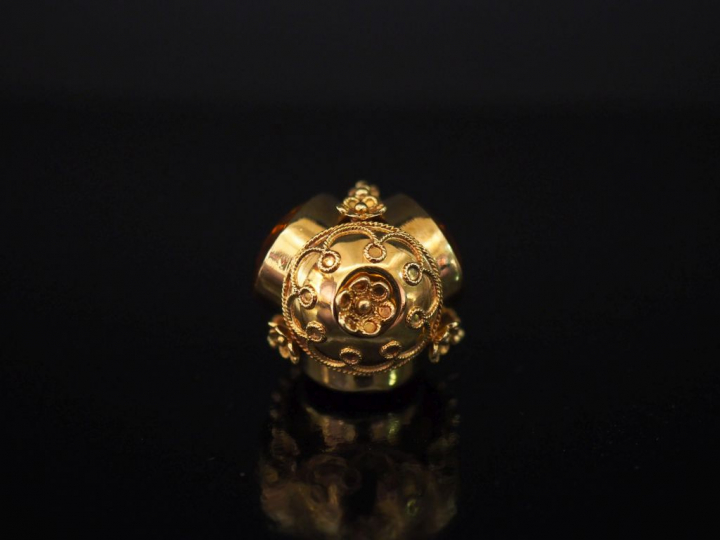 Imporant pendentif en or jaune en forme de goutte, serti de trois quar