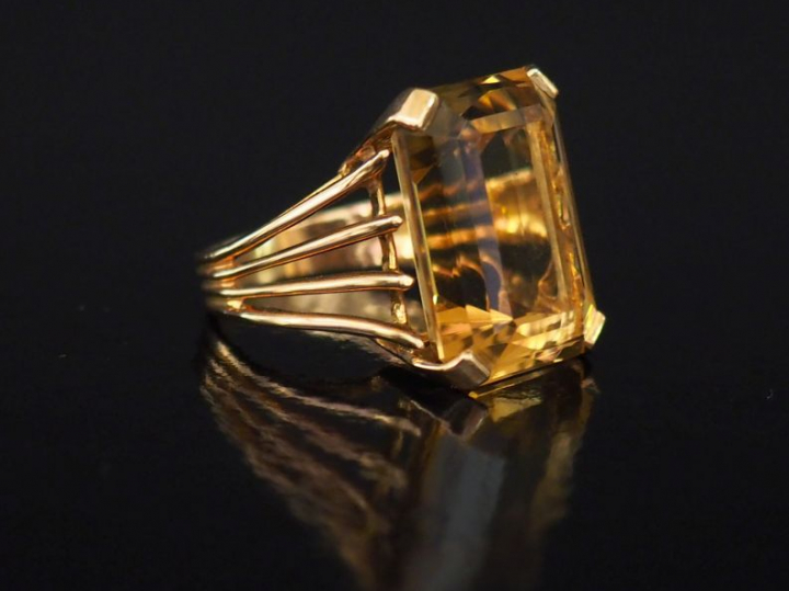 Importante bague en or jaune, sertie en son centre d'un quartz.  Jolie