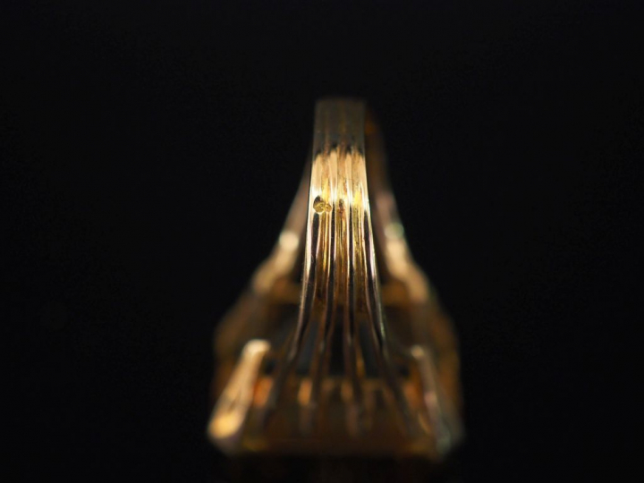 Importante bague en or jaune, sertie en son centre d'un quartz.  Jolie