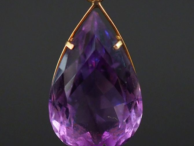 Pendentif en or jaune en forme de goutte, serti d'une améthyste (?). H