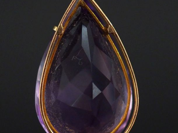 Pendentif en or jaune en forme de goutte, serti d'une améthyste (?). H